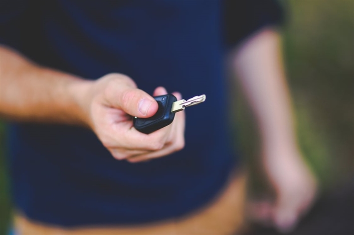 ¿Los prestamistas de préstamos sobre el título de su automóvil pueden quitárselo?