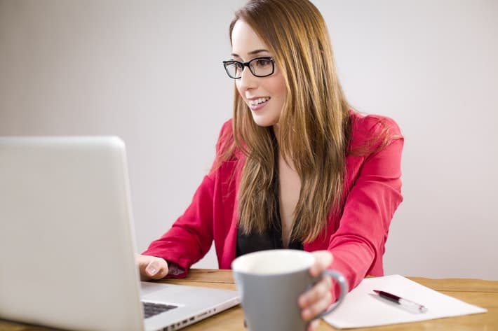 Woman on computer getting a secured loan in Mount Juliet, Tennessee.